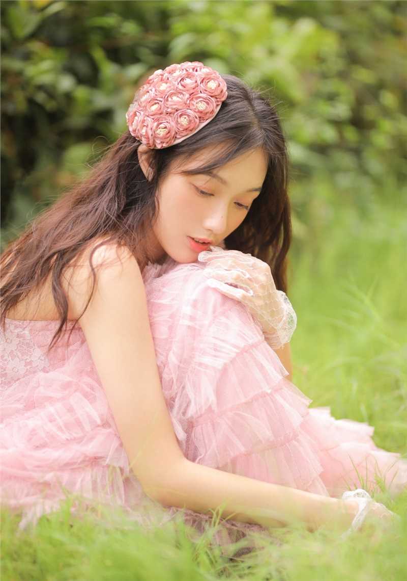 最新性感初中美女粉色抹胸裙光滑美背香肩诱惑户外壁纸