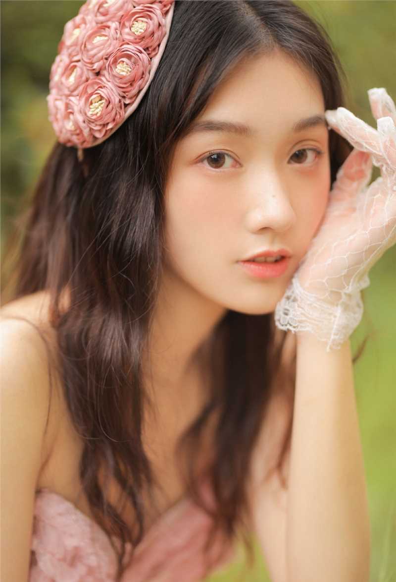 最新性感初中美女粉色抹胸裙光滑美背香肩诱惑户外壁纸