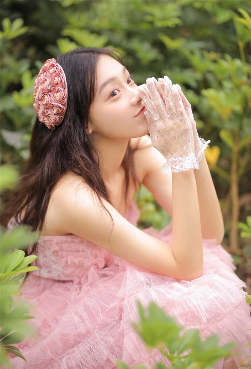 最新性感初中美女粉色抹胸裙光滑美背香肩诱惑户外壁纸