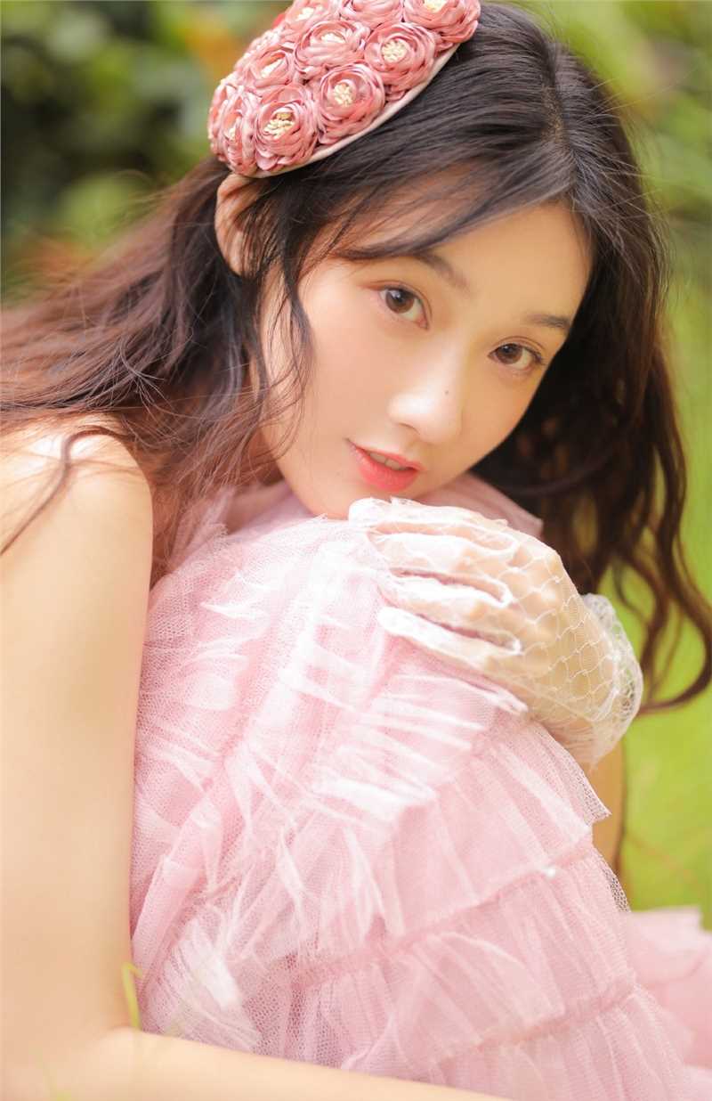 最新性感初中美女粉色抹胸裙光滑美背香肩诱惑户外壁纸