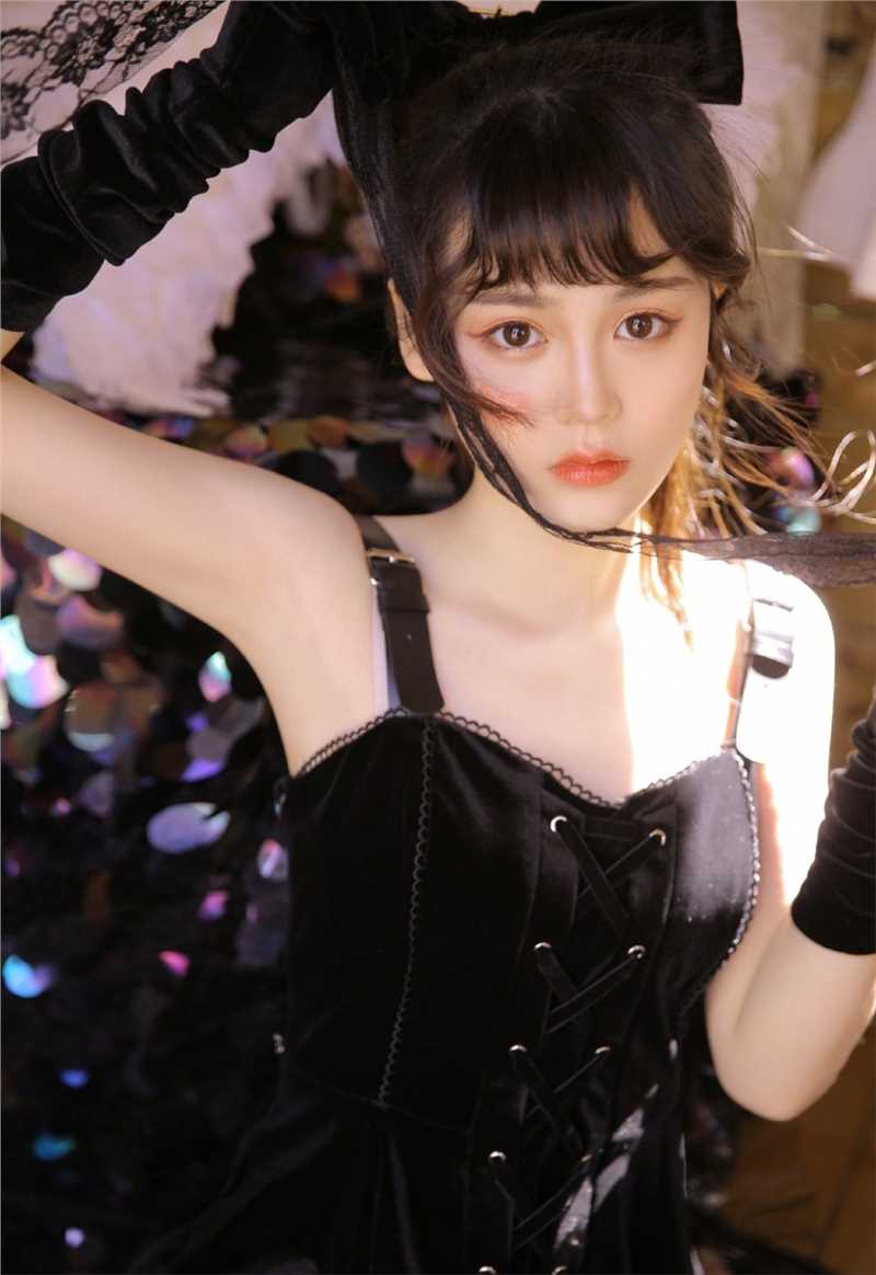 优质媚眼如丝的暗黑系二次元美女妩媚性感人体摄影艺术相册