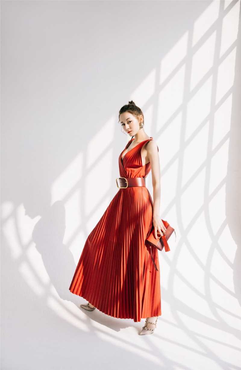 最全迪丽热巴红色深v长裙俏皮鱼骨辫性感活动照相册