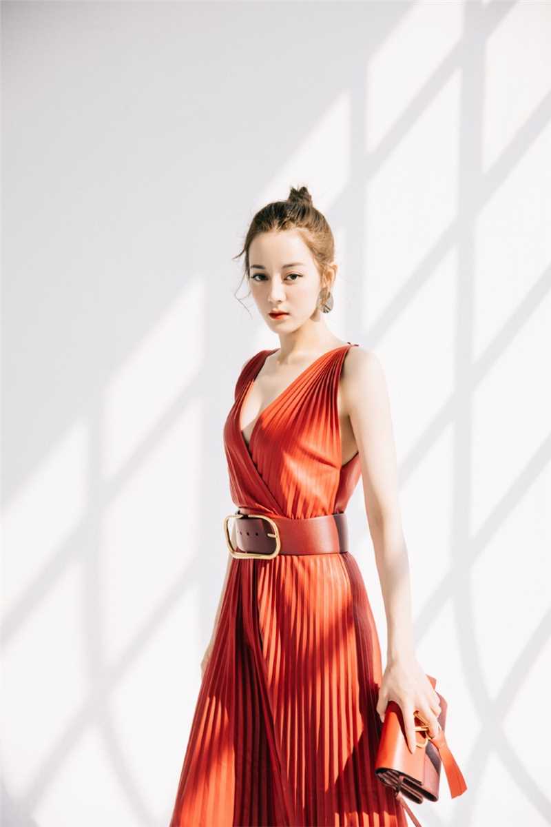 最全迪丽热巴红色深v长裙俏皮鱼骨辫性感活动照相册