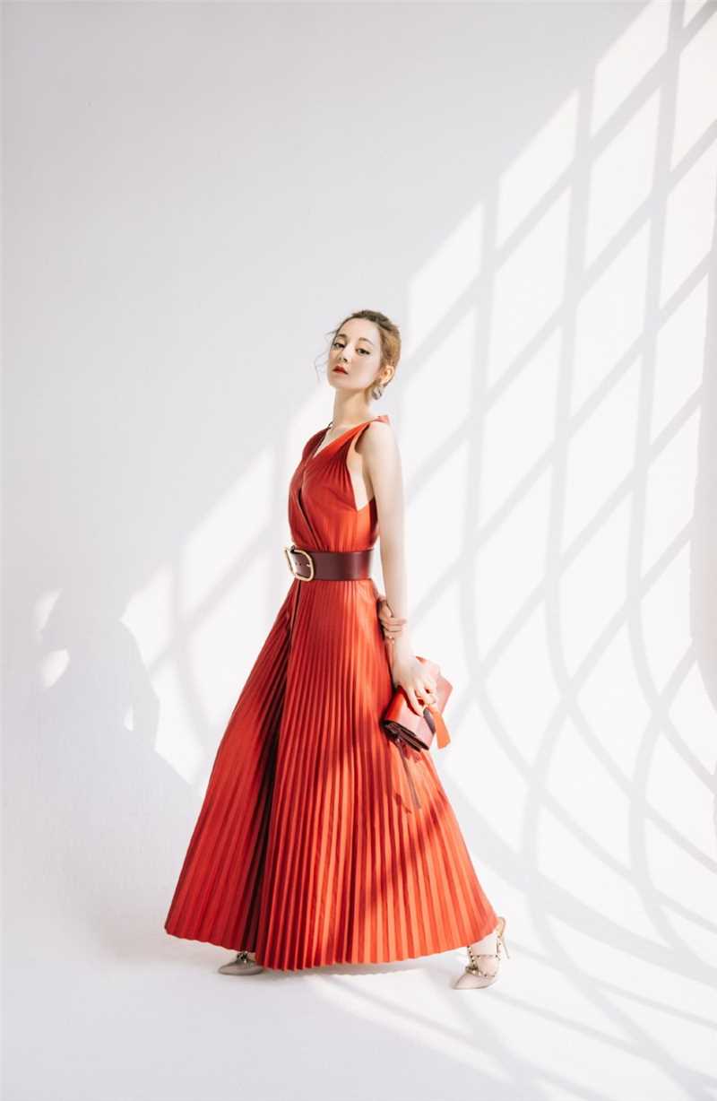 最全迪丽热巴红色深v长裙俏皮鱼骨辫性感活动照相册