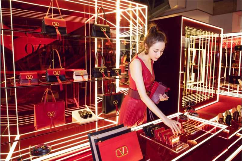 最全迪丽热巴红色深v长裙俏皮鱼骨辫性感活动照相册