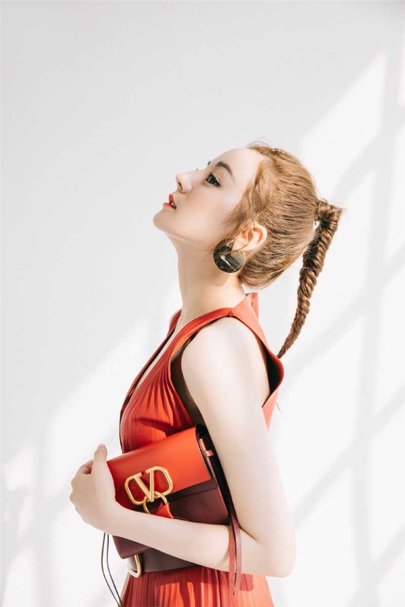 最全迪丽热巴红色深v长裙俏皮鱼骨辫性感活动照相册