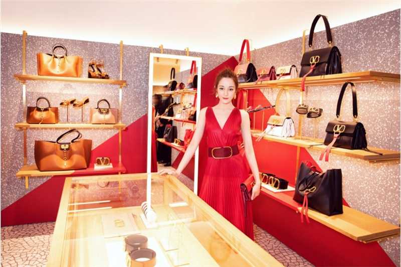 最全迪丽热巴红色深v长裙俏皮鱼骨辫性感活动照相册