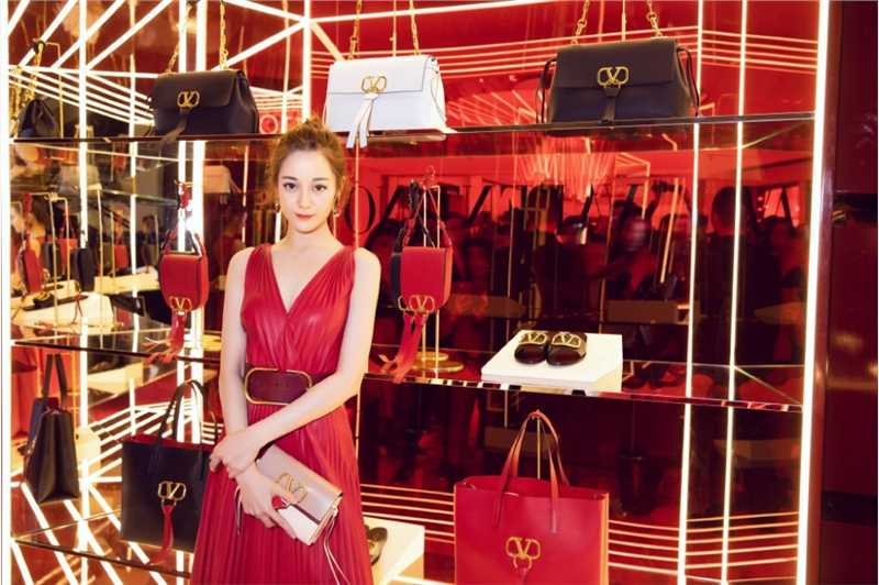 最全迪丽热巴红色深v长裙俏皮鱼骨辫性感活动照相册