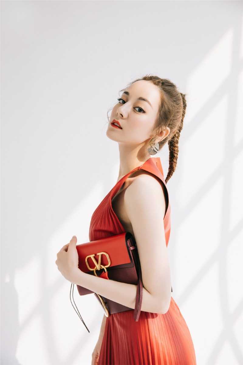 最全迪丽热巴红色深v长裙俏皮鱼骨辫性感活动照相册