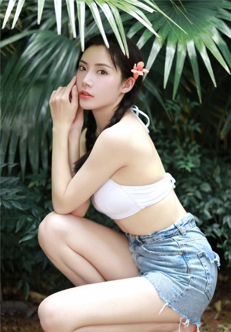 特别专辑麻花辫少女比基尼内衣酥胸半露性感大长腿人体之美图片