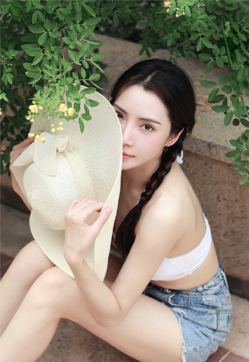 特别专辑麻花辫少女比基尼内衣酥胸半露性感大长腿人体之美图片