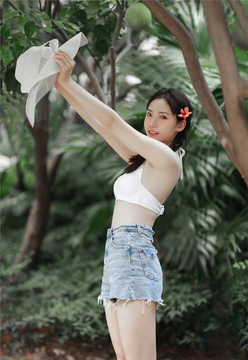 特别专辑麻花辫少女比基尼内衣酥胸半露性感大长腿人体之美图片