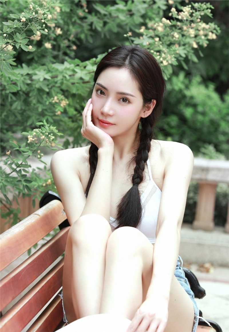 特别专辑麻花辫少女比基尼内衣酥胸半露性感大长腿人体之美图片