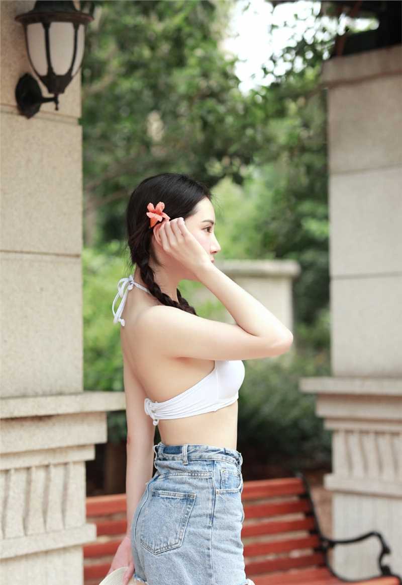 特别专辑麻花辫少女比基尼内衣酥胸半露性感大长腿人体之美图片