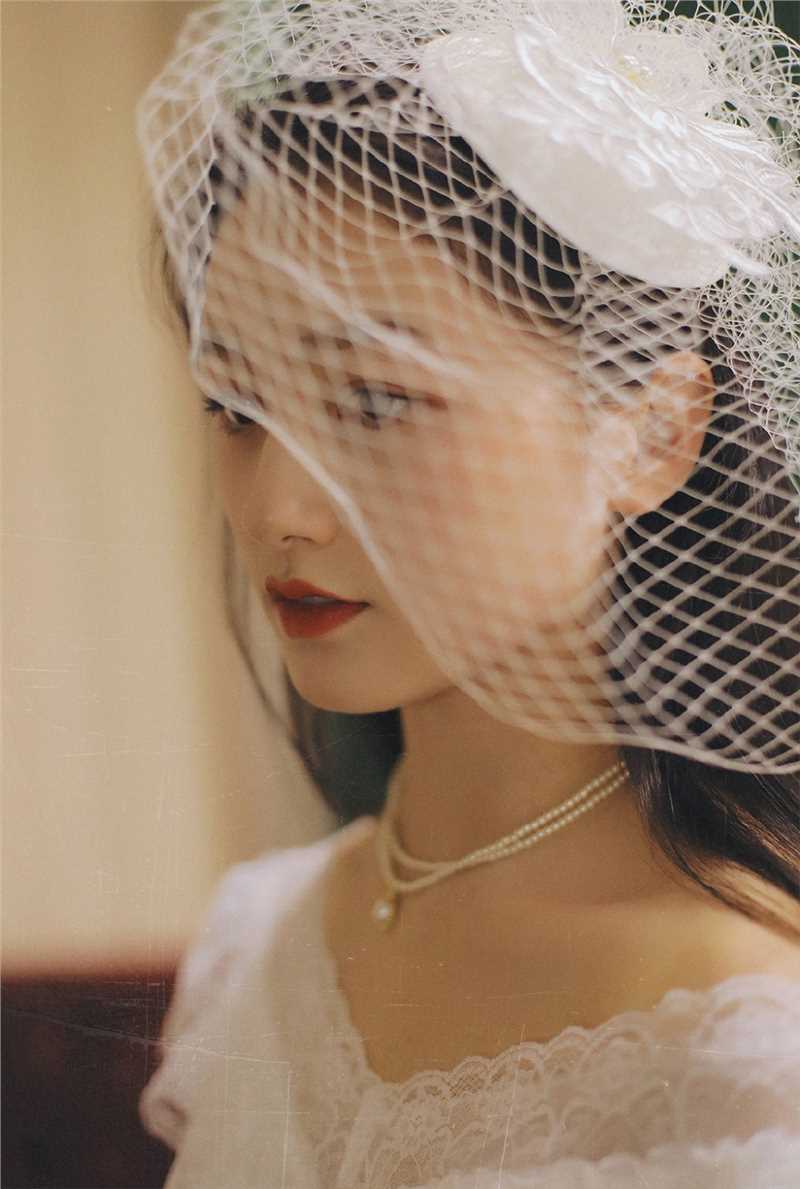 最新充满复古风的蕾丝美女又纯又媚红唇性感艺术集图集