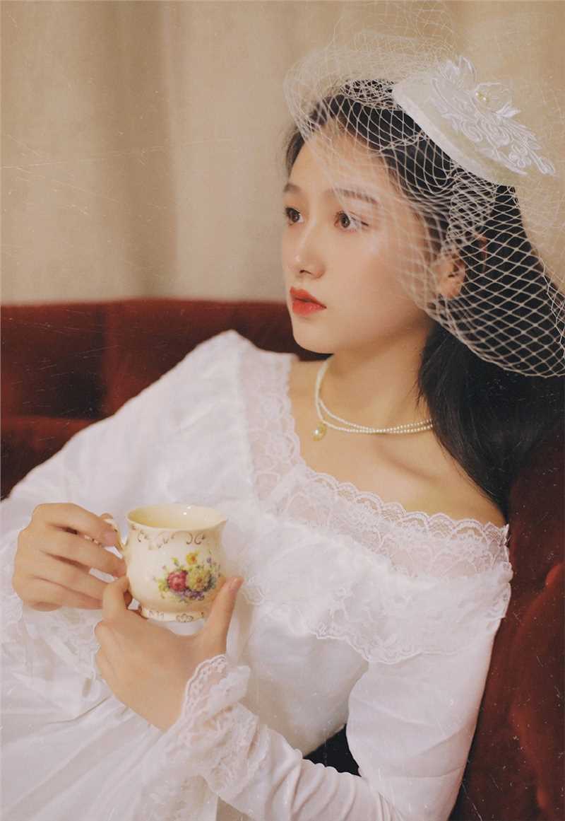 最新充满复古风的蕾丝美女又纯又媚红唇性感艺术集图集