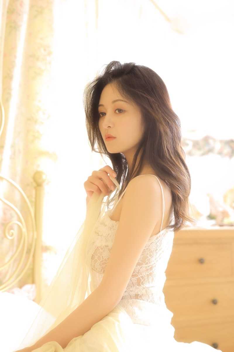 特别专辑95后小妹妹肤白貌美唇红齿白惹眼性感图片