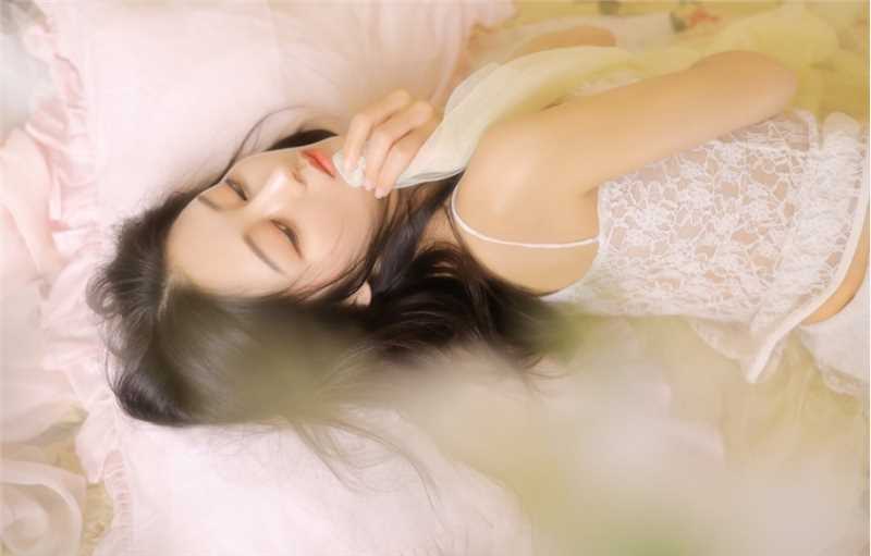 特别专辑95后小妹妹肤白貌美唇红齿白惹眼性感图片