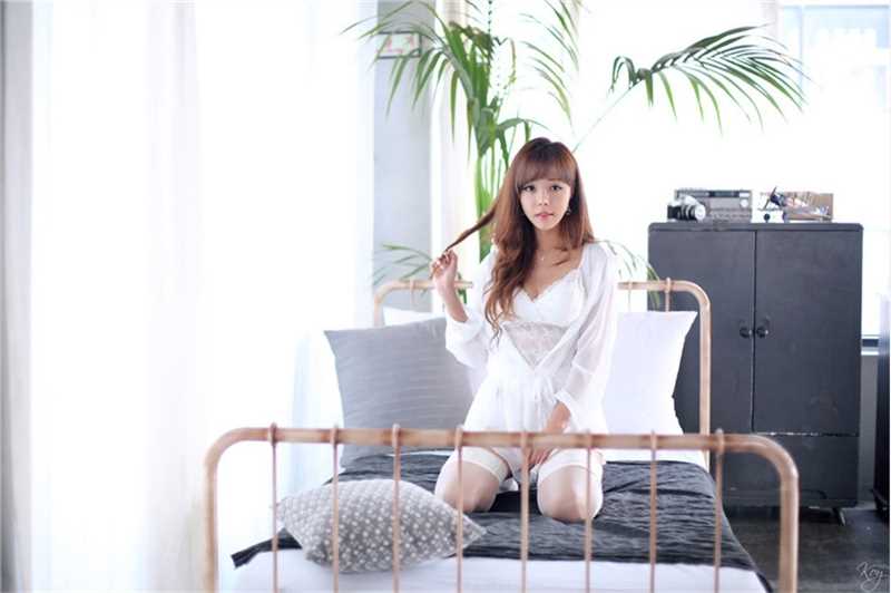 特别专辑金发美女尤物白丝大长腿床上摆出性感姿势人体艺术图片