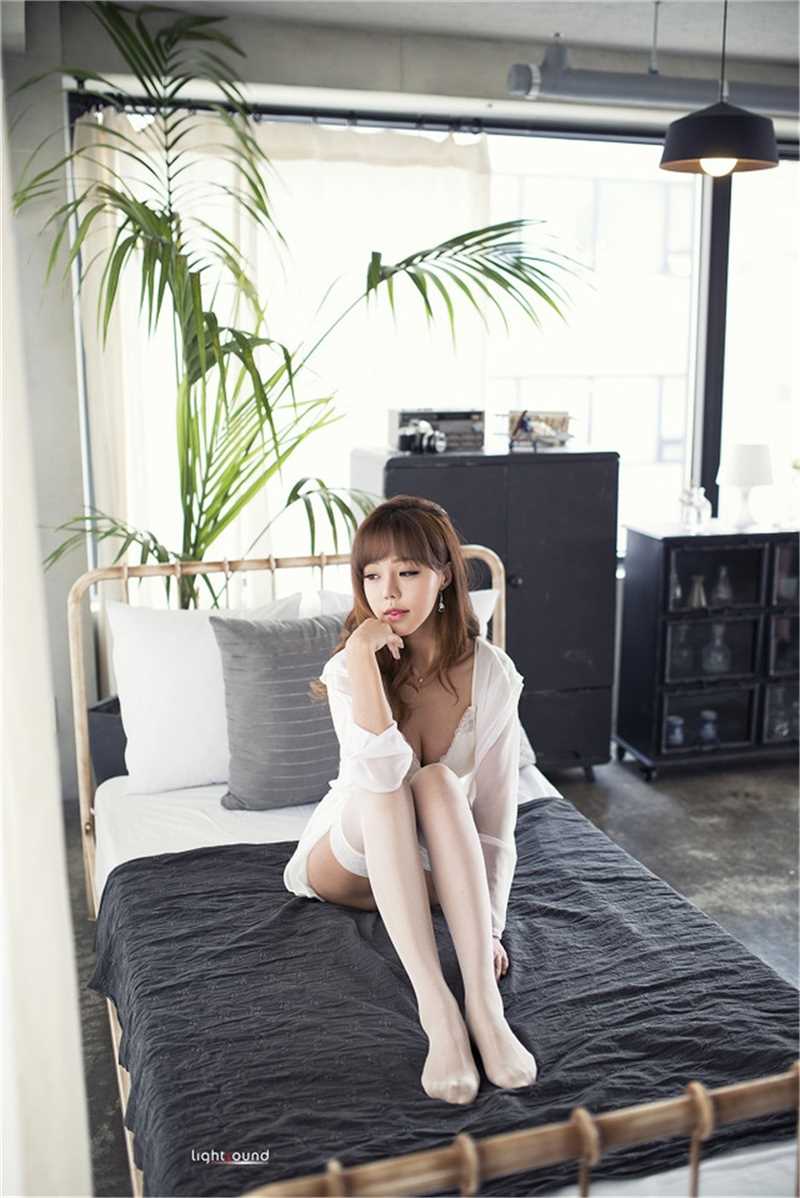 特别专辑金发美女尤物白丝大长腿床上摆出性感姿势人体艺术图片