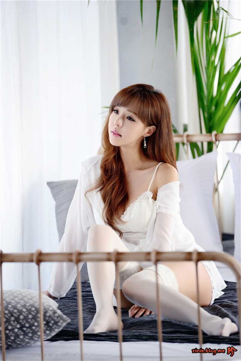 特别专辑金发美女尤物白丝大长腿床上摆出性感姿势人体艺术图片