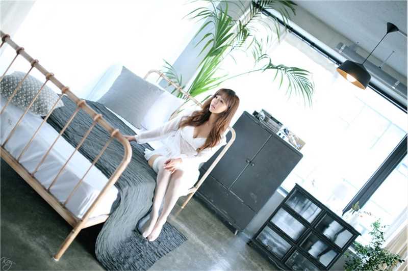 特别专辑金发美女尤物白丝大长腿床上摆出性感姿势人体艺术图片