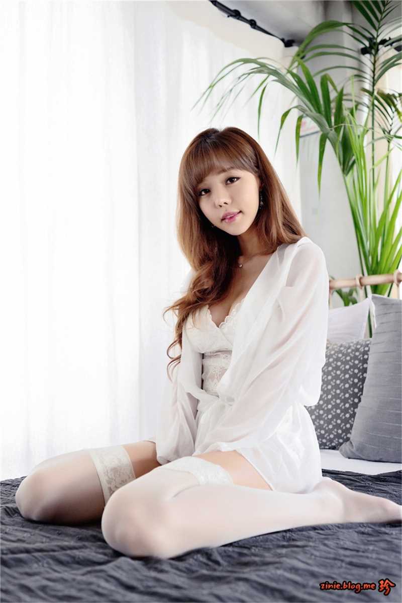 特别专辑金发美女尤物白丝大长腿床上摆出性感姿势人体艺术图片