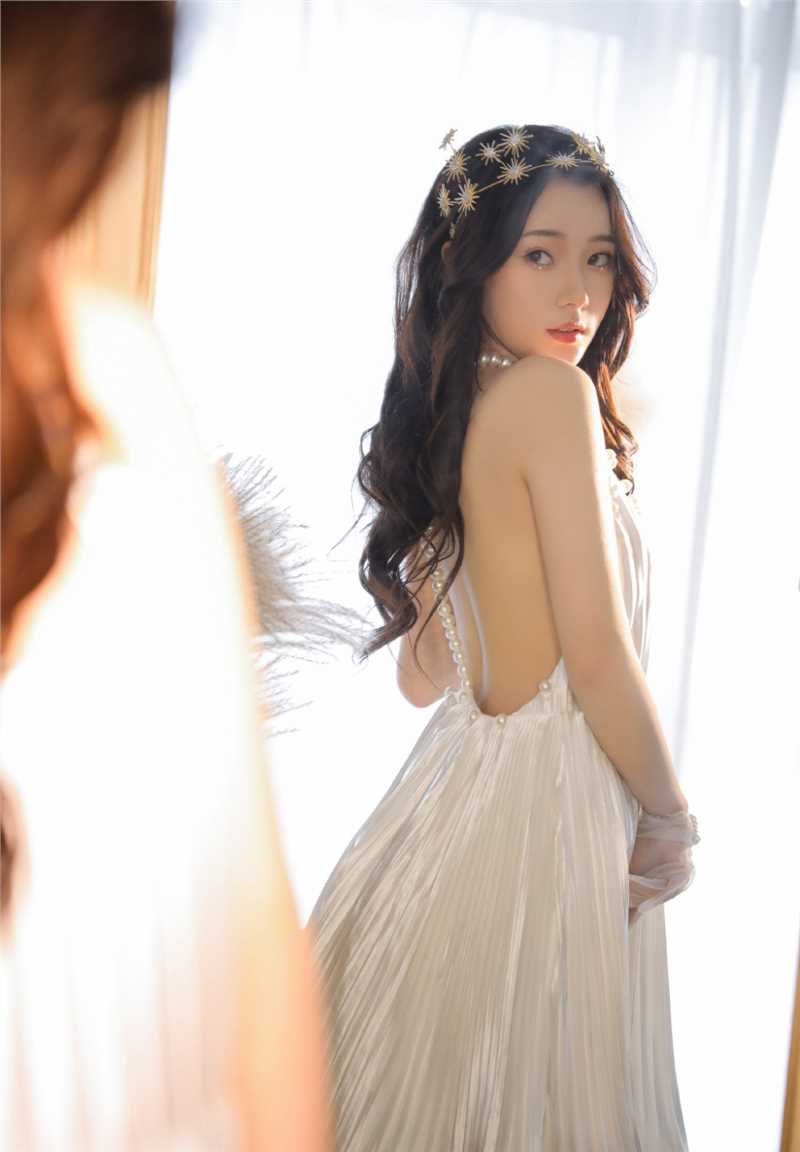 萌白酱半裸尤物性感露背装肌肤莹白如雪背影惹火图片