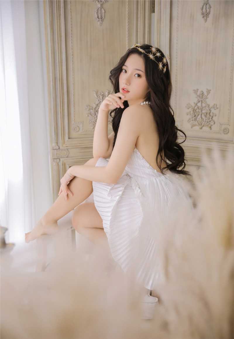 萌白酱半裸尤物性感露背装肌肤莹白如雪背影惹火图片