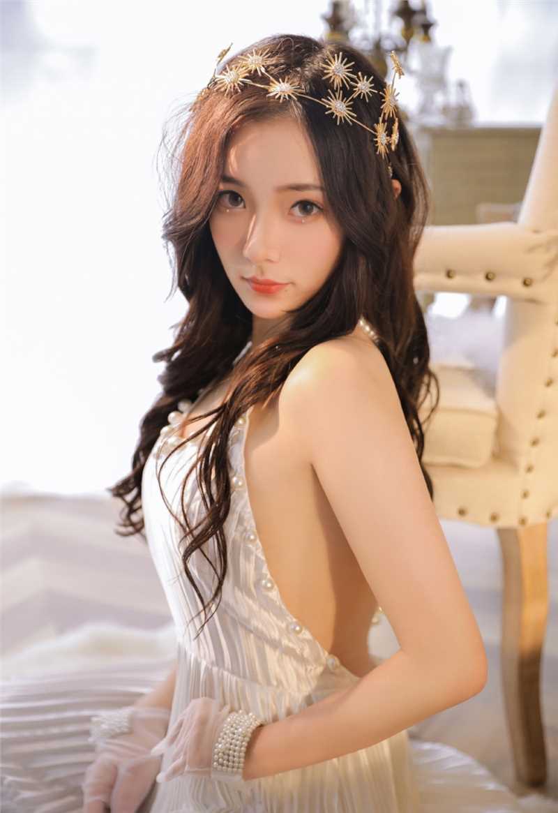 萌白酱半裸尤物性感露背装肌肤莹白如雪背影惹火图片