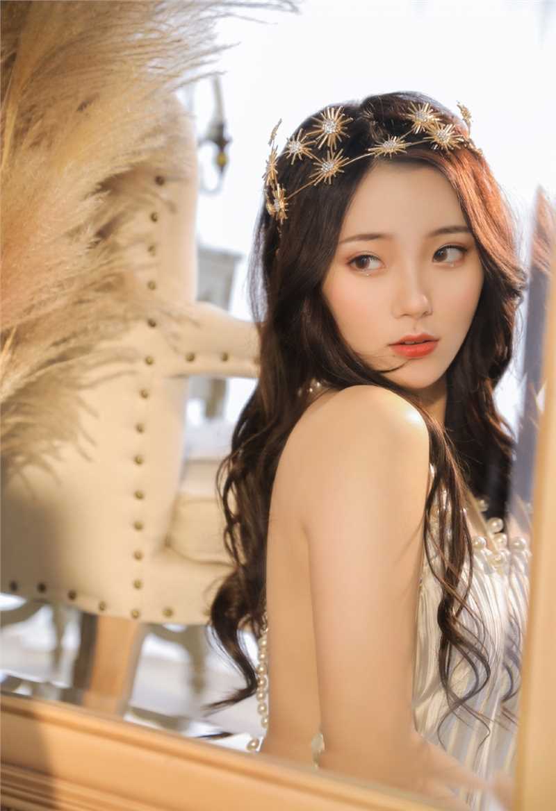 萌白酱半裸尤物性感露背装肌肤莹白如雪背影惹火图片