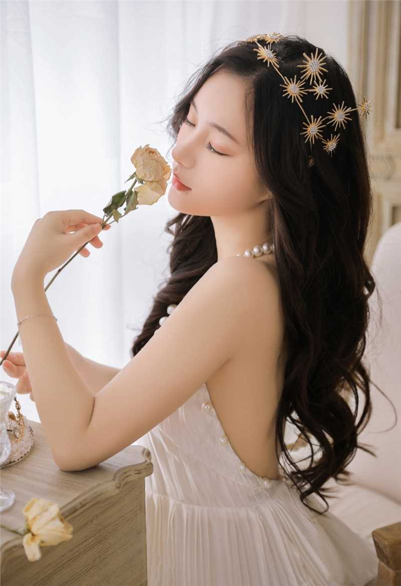 萌白酱半裸尤物性感露背装肌肤莹白如雪背影惹火图片