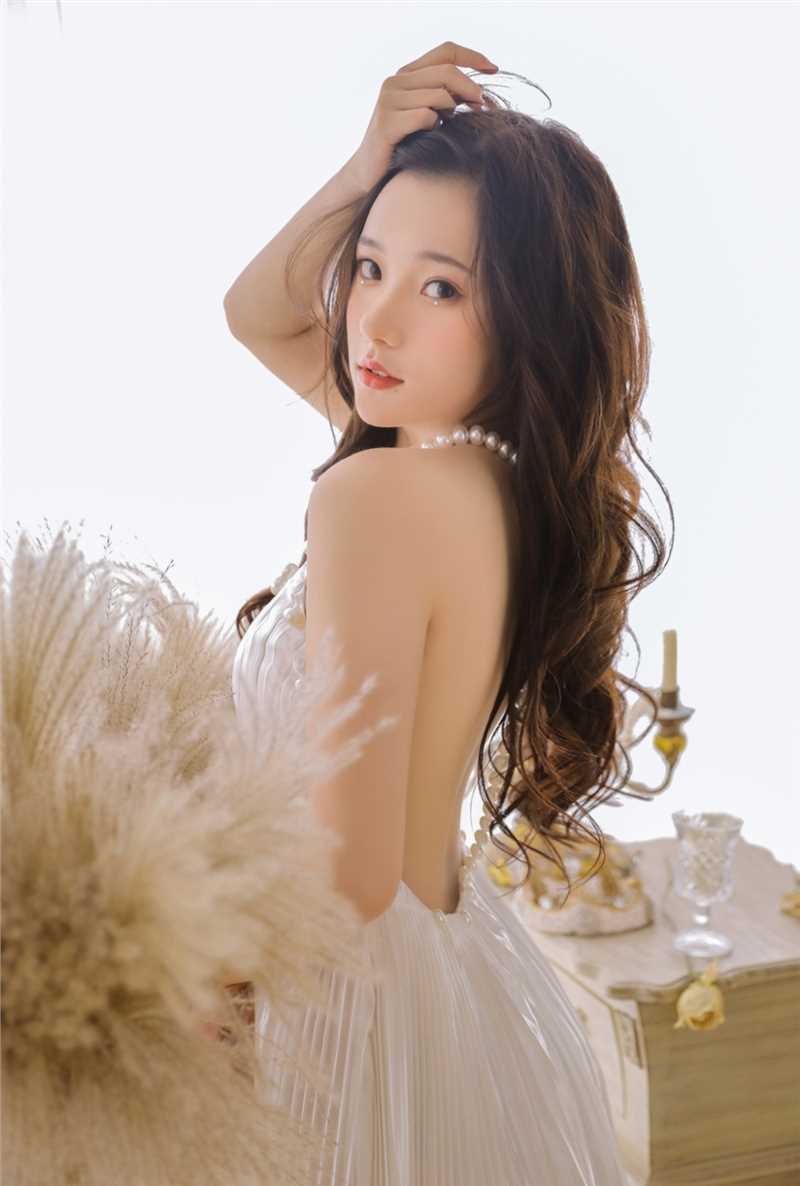 萌白酱半裸尤物性感露背装肌肤莹白如雪背影惹火图片