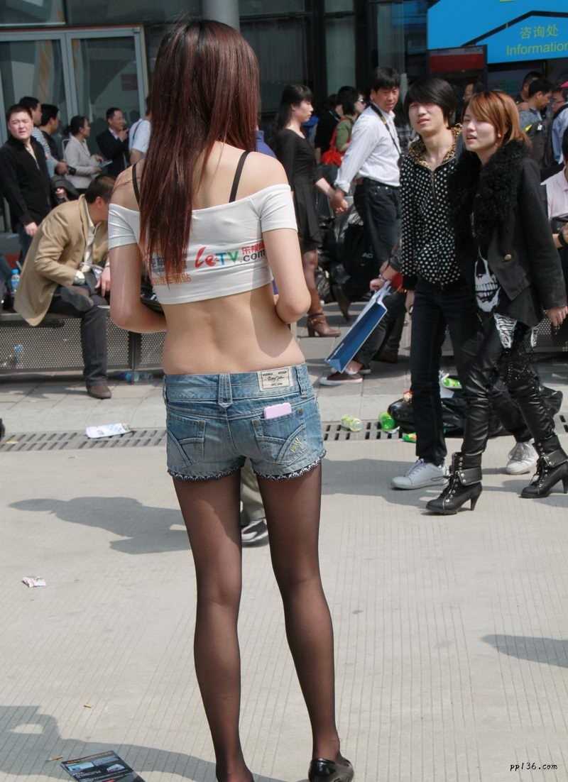 优质路边发的街拍美女牛仔热裤黑丝大长腿性感相册