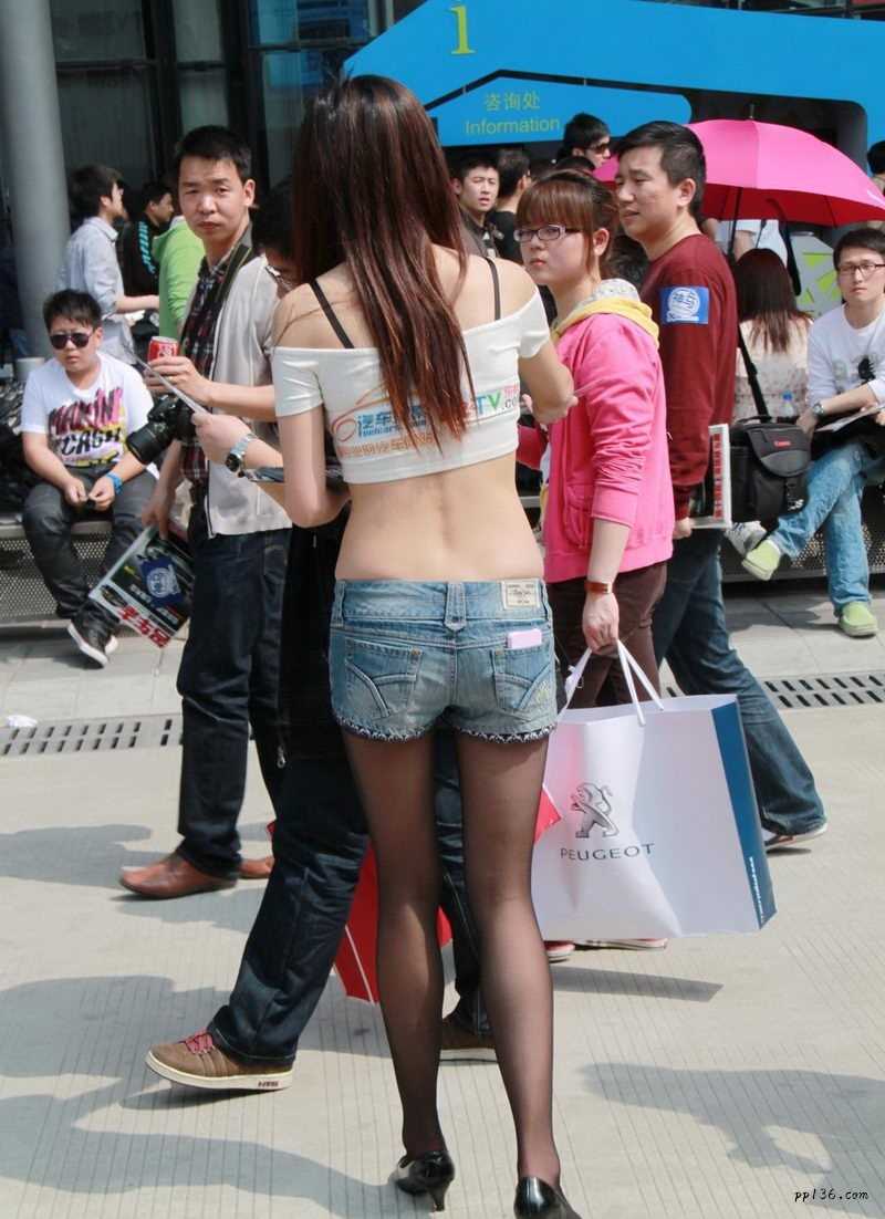 优质路边发的街拍美女牛仔热裤黑丝大长腿性感相册