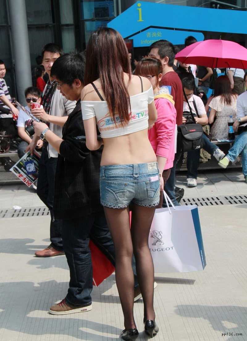 优质路边发的街拍美女牛仔热裤黑丝大长腿性感相册