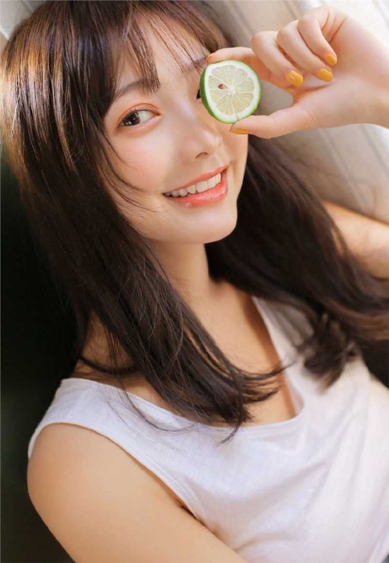 最新背心女孩牛仔热裤大秀大长腿满面笑容清纯唯美图片图集