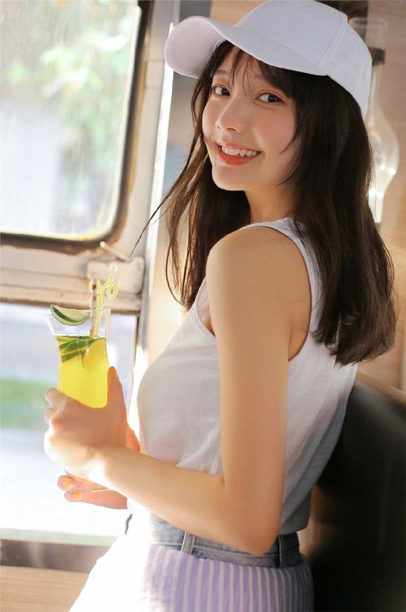 最新背心女孩牛仔热裤大秀大长腿满面笑容清纯唯美图片图集