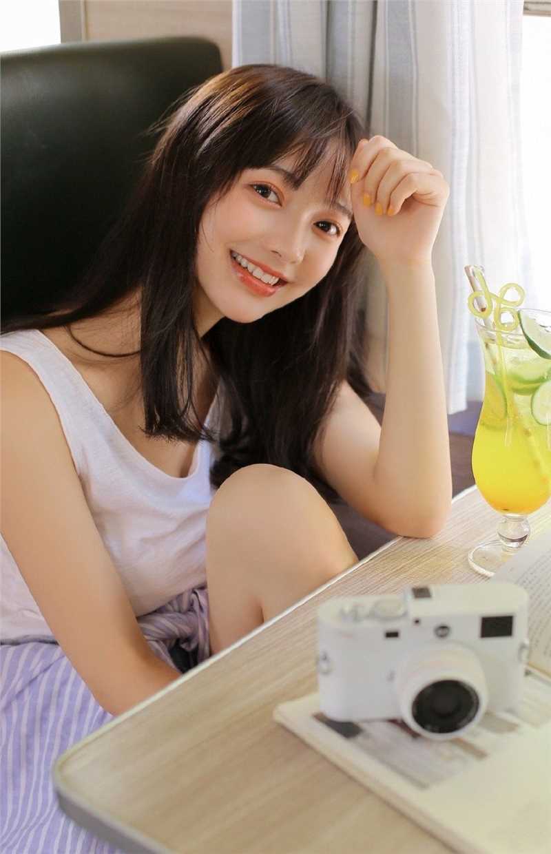 最新背心女孩牛仔热裤大秀大长腿满面笑容清纯唯美图片图集