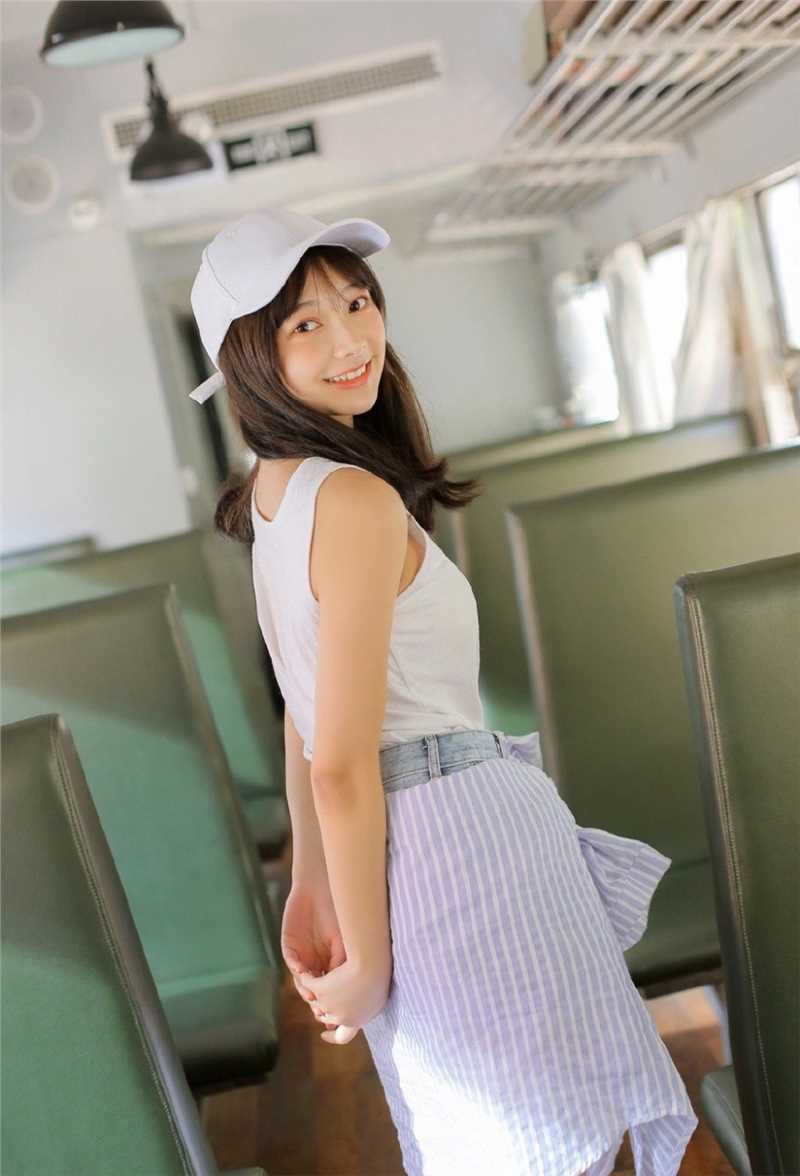 最新背心女孩牛仔热裤大秀大长腿满面笑容清纯唯美图片图集