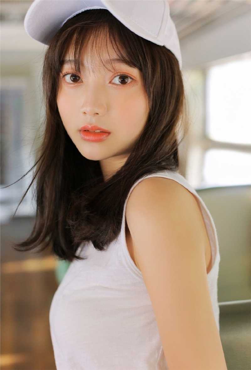 最新背心女孩牛仔热裤大秀大长腿满面笑容清纯唯美图片图集