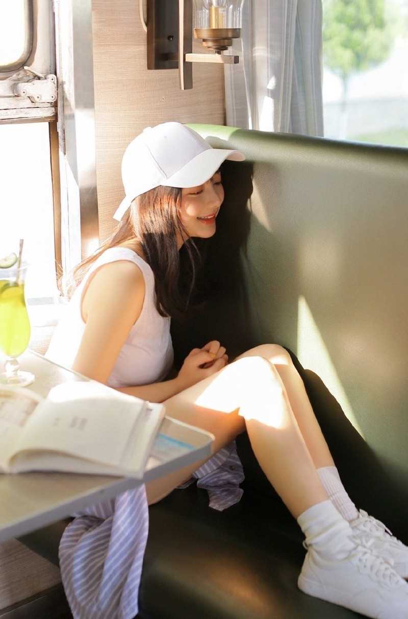 最新背心女孩牛仔热裤大秀大长腿满面笑容清纯唯美图片图集