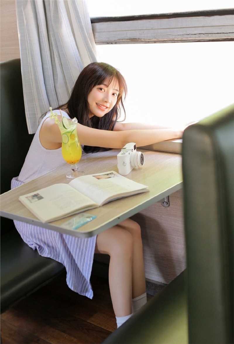 最新背心女孩牛仔热裤大秀大长腿满面笑容清纯唯美图片图集