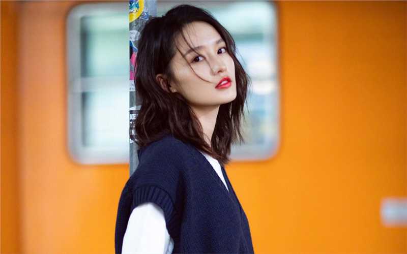 最全李沁披肩卷发针织马甲牛仔短裙时尚有范街拍壁纸