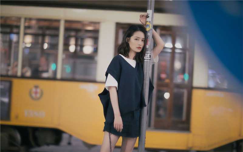 最全李沁披肩卷发针织马甲牛仔短裙时尚有范街拍壁纸