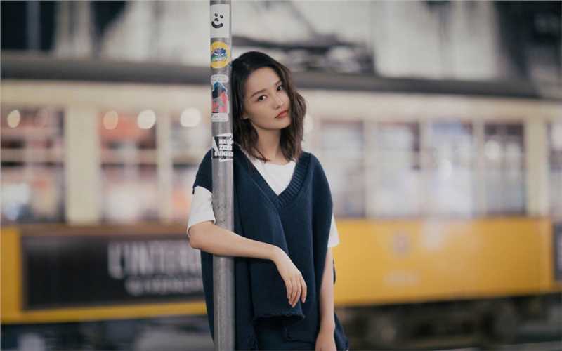 最全李沁披肩卷发针织马甲牛仔短裙时尚有范街拍壁纸