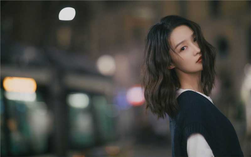 最全李沁披肩卷发针织马甲牛仔短裙时尚有范街拍壁纸