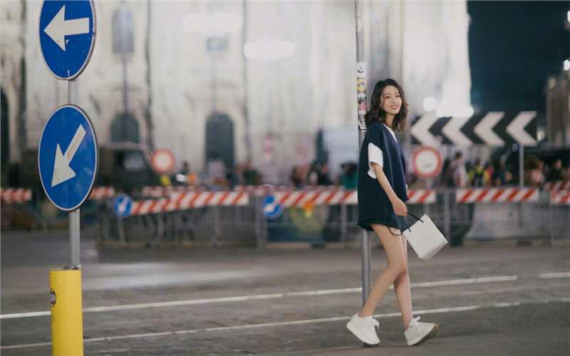 最全李沁披肩卷发针织马甲牛仔短裙时尚有范街拍壁纸