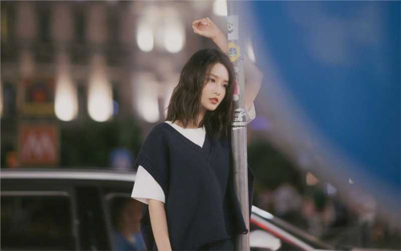 最全李沁披肩卷发针织马甲牛仔短裙时尚有范街拍壁纸