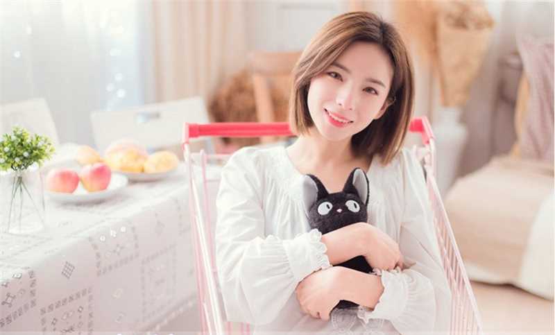 优质吃早餐的早安少女时尚短发白色长裙舒适悠闲图片相册